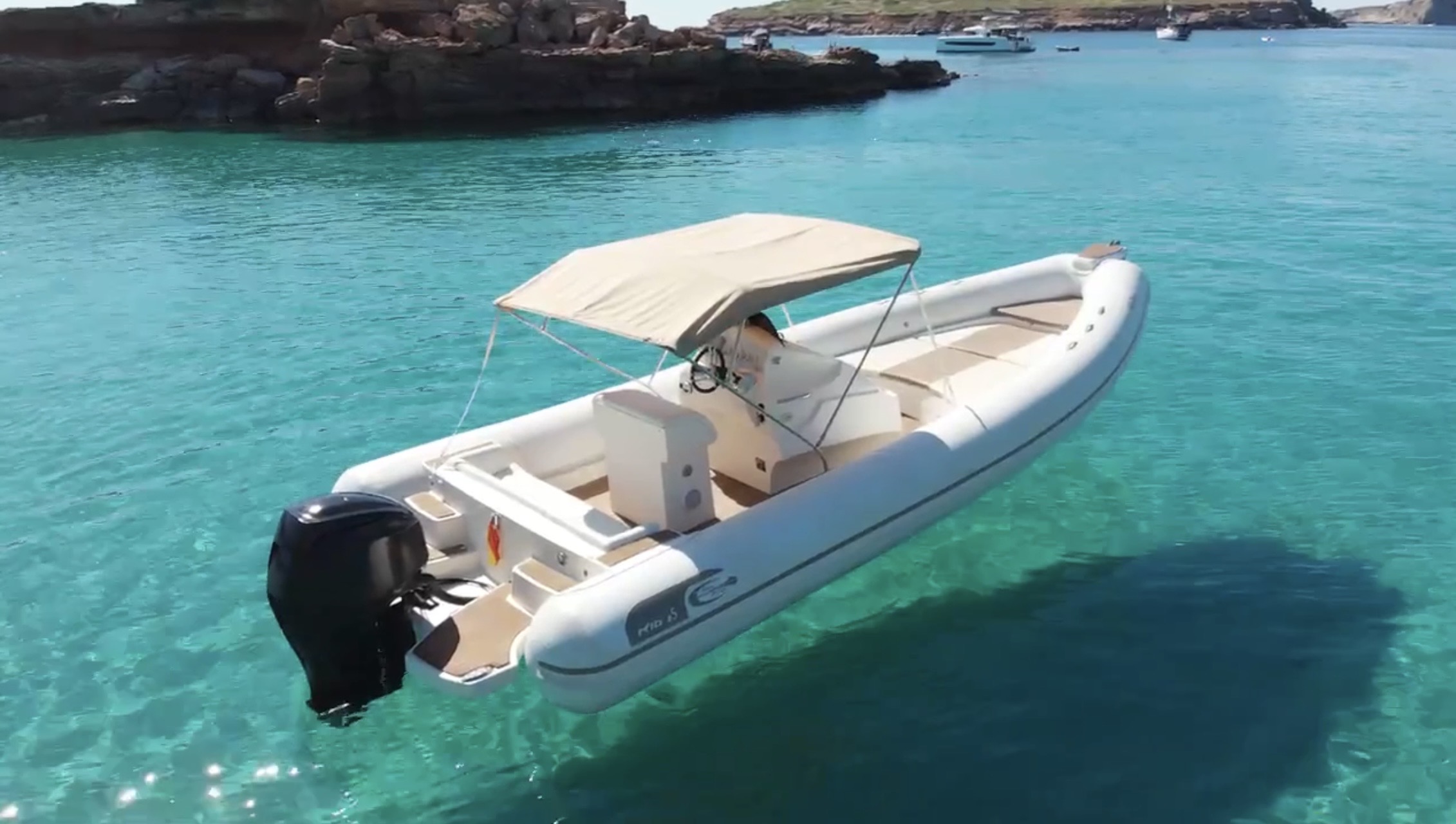 Navegación en aguas cristalinas de Ibiza con el Club Sayda