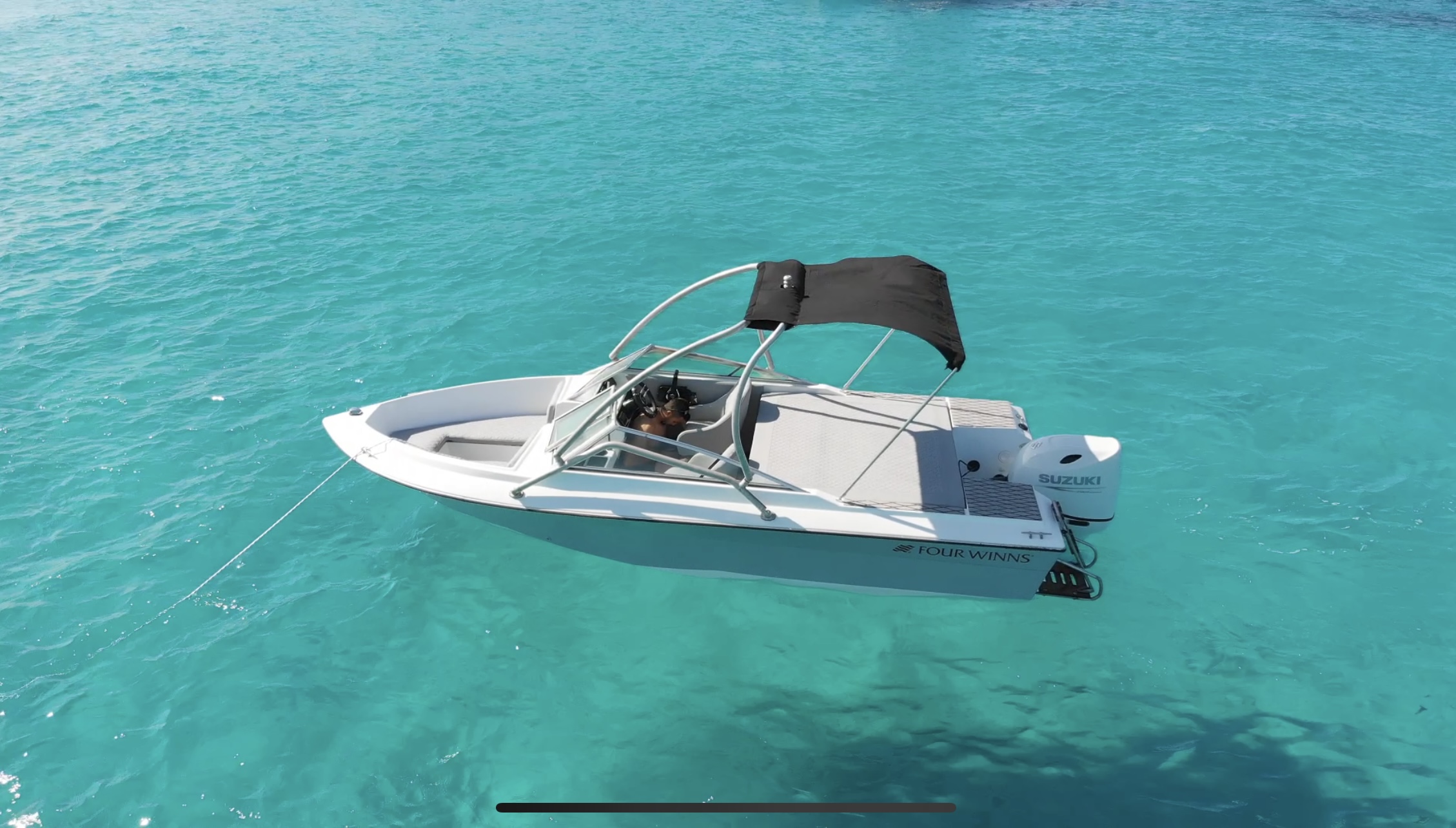 Four Winns 6m del Club Sayda en aguas turquesas de Ibiza
